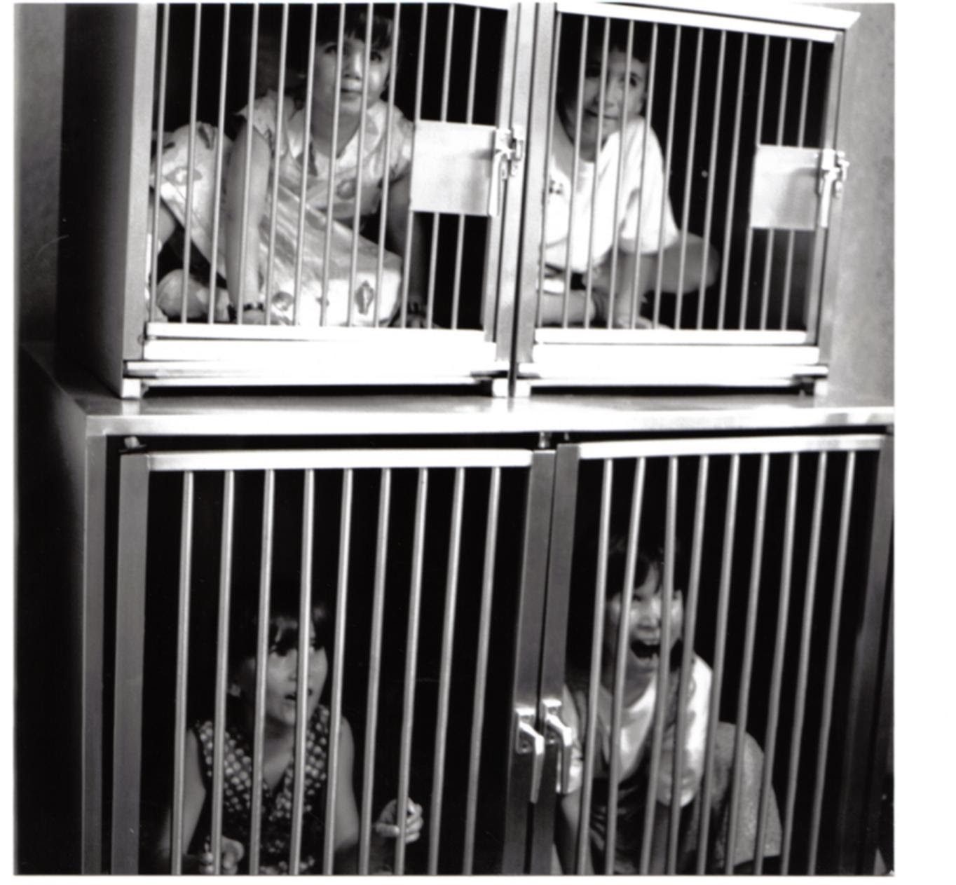 Olivia enfant dans les cages de la clinique vétérinaire