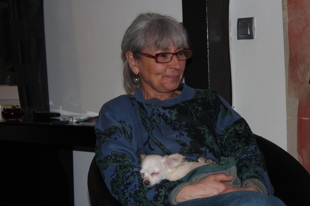 Eve avec un chiot chihuahua